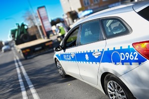 radiowóz i naczepa ciężarówki na miejscu wypadku drogowego