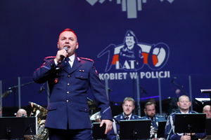 Aspirant Paweł Cieliczko z Komendy Powiatowej Policji w Kraśniku brawurowo wykonujący utwór Jerzego Połomskiego „Bo z dziewczynami…”