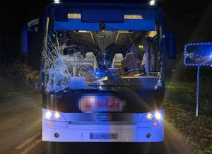 Autobus z uszkodzoną szyba czołową po wypadku