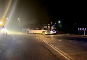 Autobus na miejscu wypadku drogowego