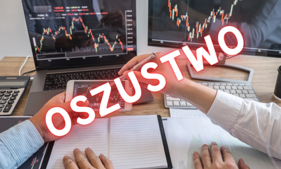 Dłonie na notatnikach, w jednej z nich smartfon, w tle monitory komputerowe z wykresami, napis oszustwo