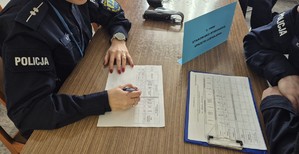 policjantka wypełnia dokumentację