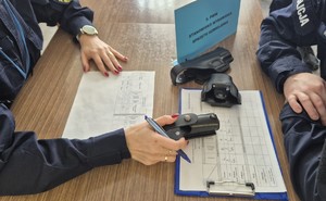policjantka przekazuje elementy wyposażenia do służby