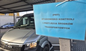 samochód i tabliczka z informacją