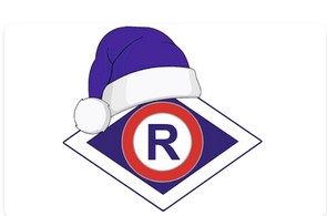 emblemat policji ruchu drogowego i czapka Mikołaja