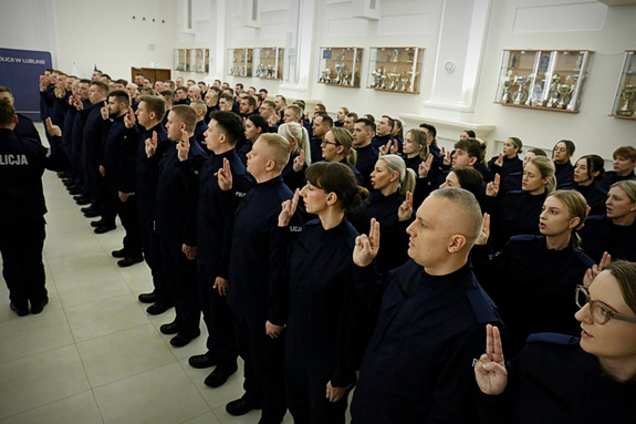 nowi policjanci podczas uroczystości ślubowania