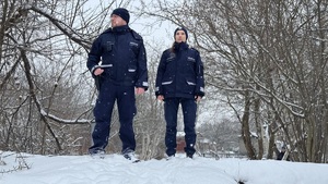 policjanci na ośnieżonym gruncie