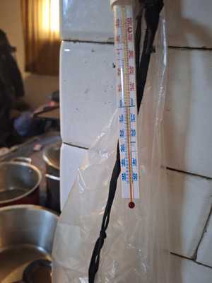 ściana pomieszczenia z zawieszonym termometrem