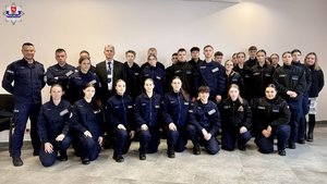 policjanci i uczniowie z Radoryża Smolanego