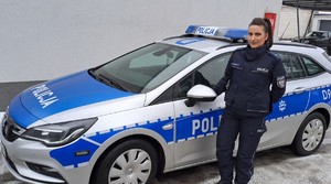 mł. asp. Karolina Konieczna obok radiowozu