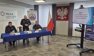 Komendant Powiatowy Policji w Łukowie wita uczestników odprawy
