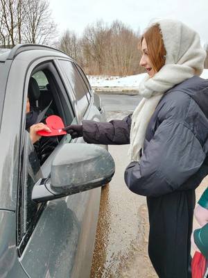 kierująca samochodem otrzymuje od dziewczynki czerwone serduszko z życzeniami