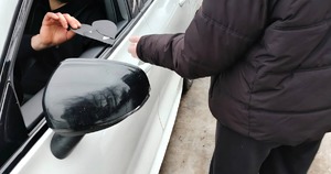 kierujący samochodem otrzymuje od dziewczynki czarne serduszko z życzeniami