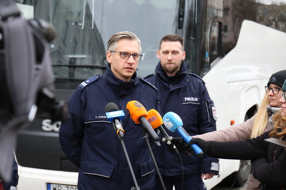 policjanci podczas breefingu prasowego