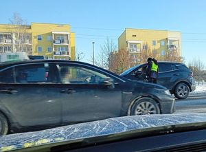 policjant i samochody na drodze