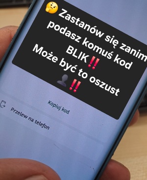 dłoń ze smartfonem