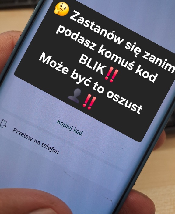 dłoń ze smartfonem