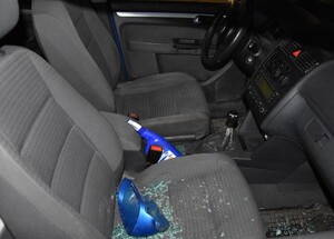 wnętrze uszkodzonego pojazdu, odpryski szkieł na fotelach