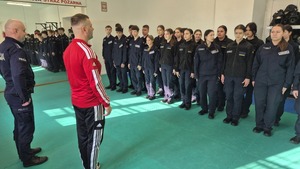 nauczyciel, policjant i uczniowie na macie