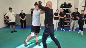 policjant i uczniowie na zajęciach