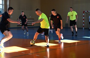 zawodnicy na boisku piłki nożnej