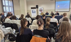 uczestnicy debaty społecznej w Kosutach