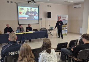 uczestnicy debaty w Kosutach, w tle pokaz prezentacji