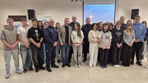 grupowe zdjęcie uczestników debaty w Kosutach