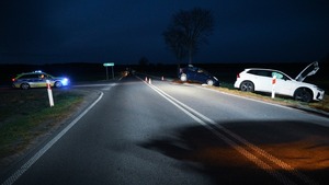 miejsce wypadku drogowego, uszkodzone pojazdy i radiowóz na drodze