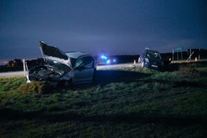 uszkodzone pojazdy i radiowóz na miejscu wypadku drogowego