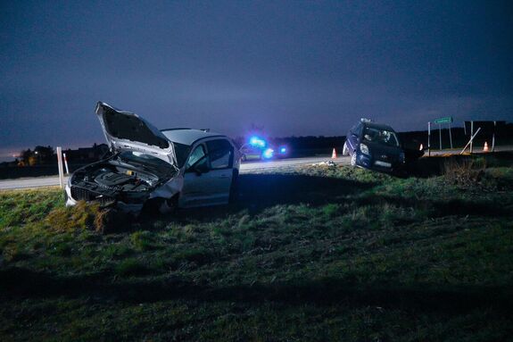 uszkodzone pojazdy i radiowóz na miejscu wypadku drogowego