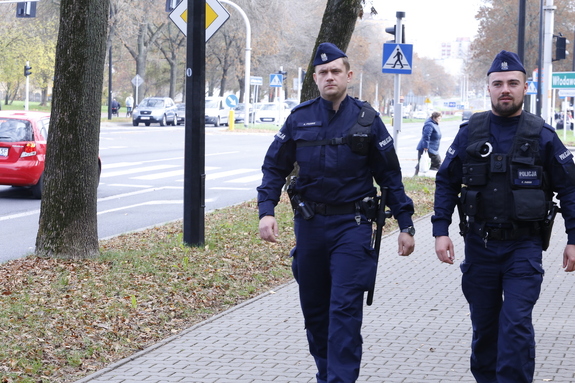 policjanci patrolujący ulice