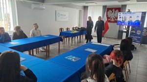 uczniowie i policjanci na spotkaniu