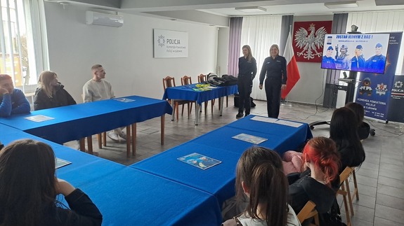 uczniowie i policjanci na spotkaniu