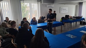 uczniowie i policjanci na spotkaniu
