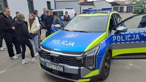 radiowóz i uczniowie na placu komendy