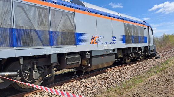 lokomotywa i pociąg osobowy na miejscu wypadku na trakcie kolejowym