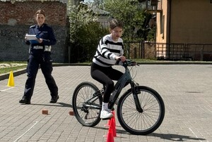 policjantka i dziewczynka na rowerze podczas konkurencji jazdy po torze