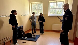 policjantka i dziewczynka na rowerze podczas konkurencji jazdy po torze