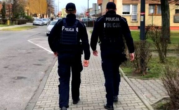 policjanci prewencji w pieszym patrolu