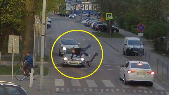 Dwie nastolatki na jednej hulajnodze uderzają w bok osobowego auta.