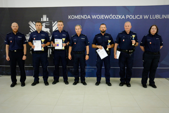 policjanci - zwycięzcy konkursu i kierownictwo Komendy Wojewódzkiej Policji w Łukowie