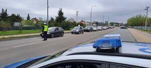 radiowóz, policjant i samochody na drodze
