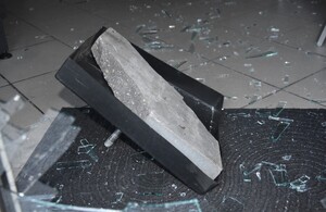 przewrócona betonowa podstawa baneru reklamowego