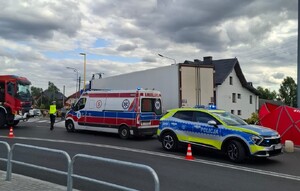 samochody służb ratunkowych na miejscu wypadku drogowego