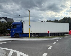 ciężarówka na miejscu wypadku drogowego