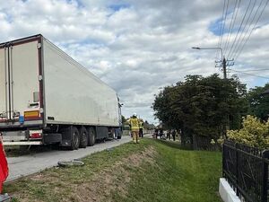 ciężarówka z naczepą na chodniku na miejscu wypadku drogowego
