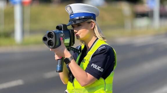 policjantka z miernikiem prędkości