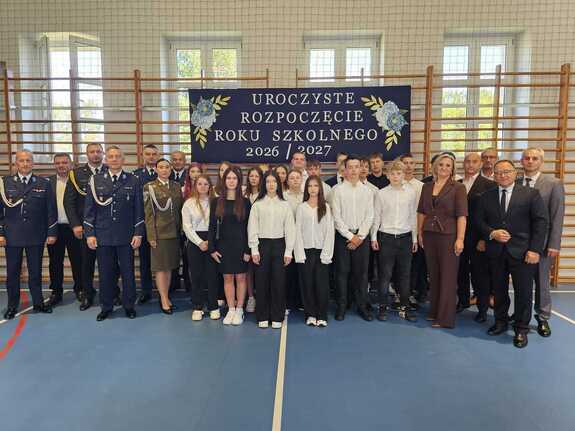 zdjęcie grupowe uczestników inauguracji roku szkolnego