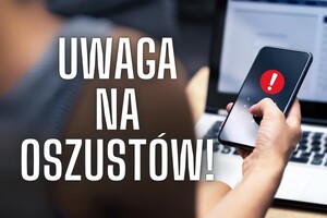 dłoń ze smartfonem w tle ekran laptopa, napis uwaga na oszustów